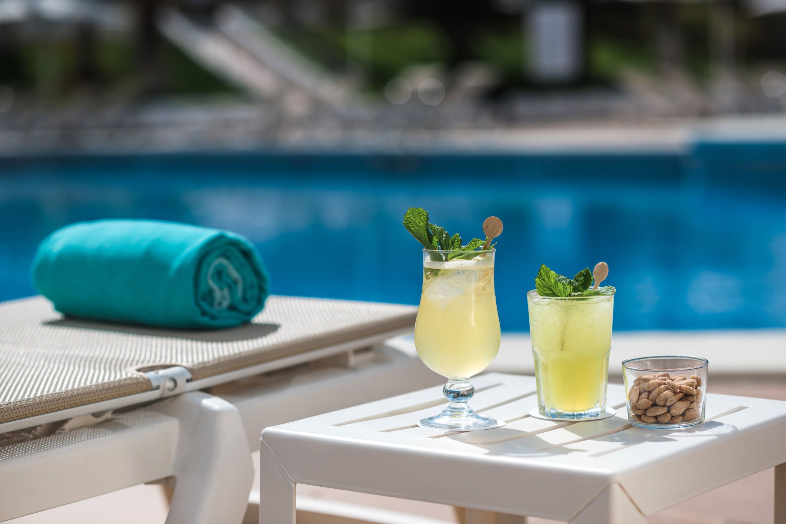 Pool Bar - Sonnenliegen-Bereich